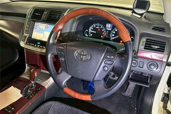 2010 Toyota Crown Majesta URS206