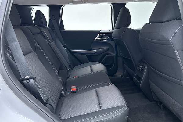 2023 Mitsubishi Outlander ES ZM