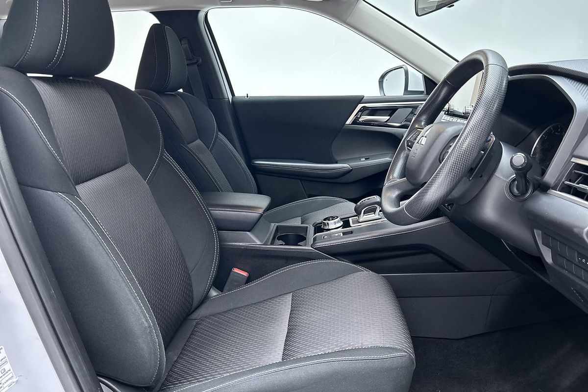 2023 Mitsubishi Outlander ES ZM