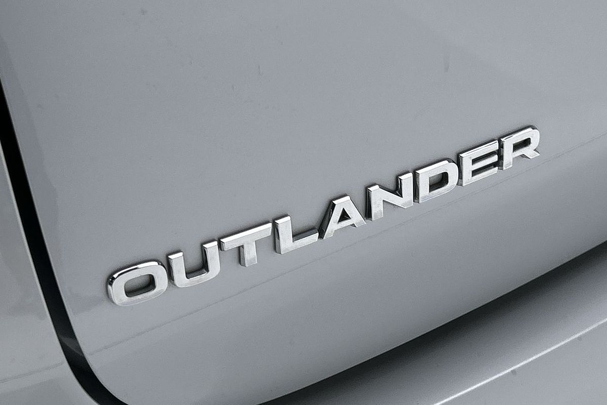 2023 Mitsubishi Outlander ES ZM