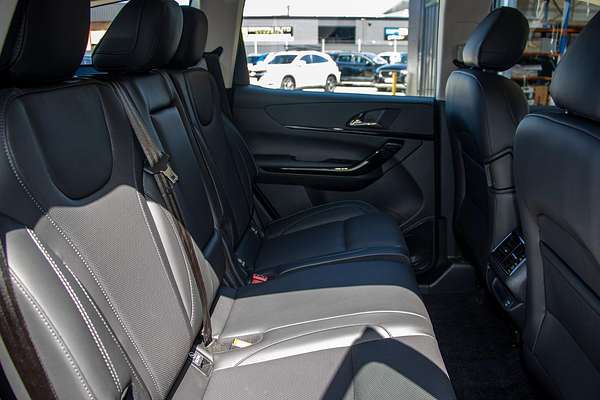 2025 Mahindra XUV700 AX7L