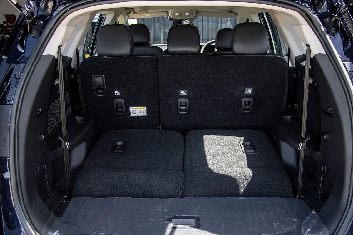 2025 Mahindra XUV700 AX7L