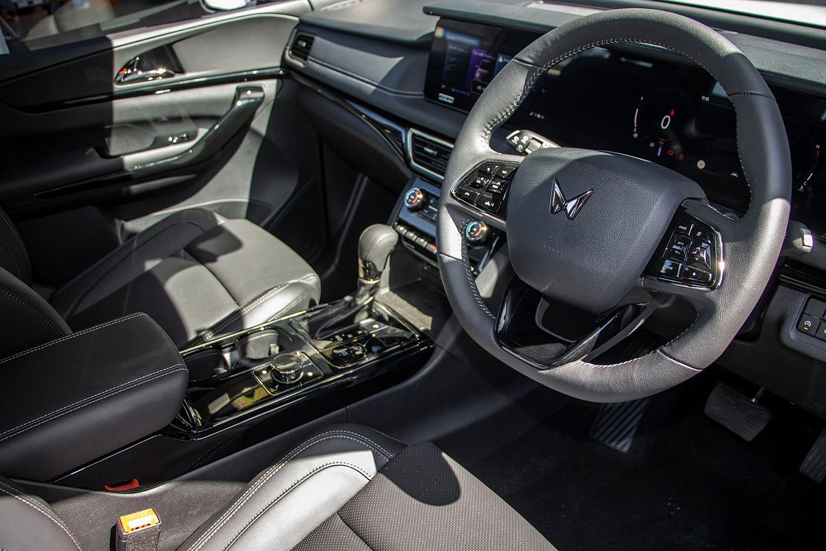 2025 Mahindra XUV700 AX7L