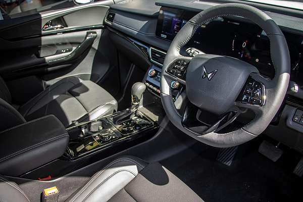 2025 Mahindra XUV700 AX7L