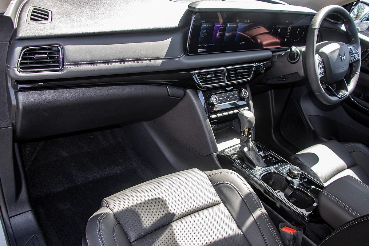 2025 Mahindra XUV700 AX7L
