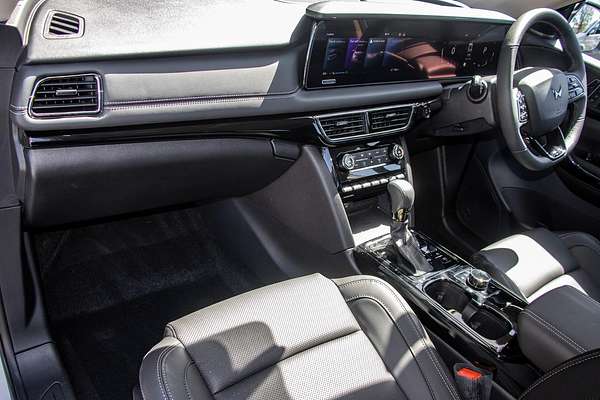 2025 Mahindra XUV700 AX7L