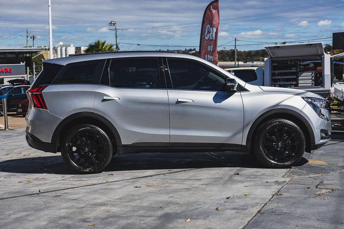 2023 Mahindra XUV700 AX7L