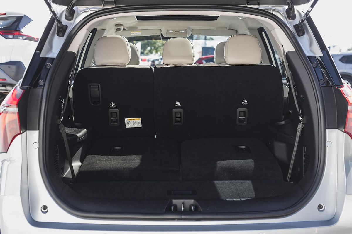 2023 Mahindra XUV700 AX7L