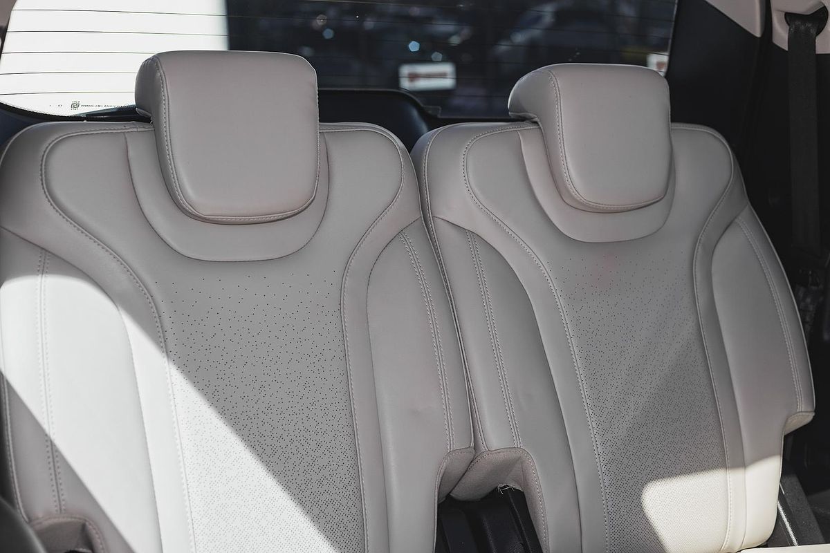 2023 Mahindra XUV700 AX7L