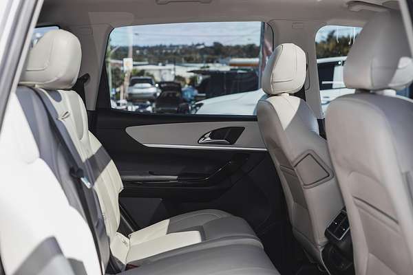 2023 Mahindra XUV700 AX7L