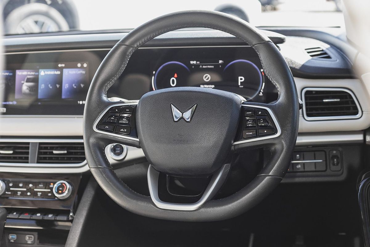 2023 Mahindra XUV700 AX7L