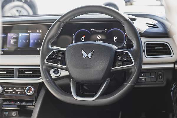 2023 Mahindra XUV700 AX7L