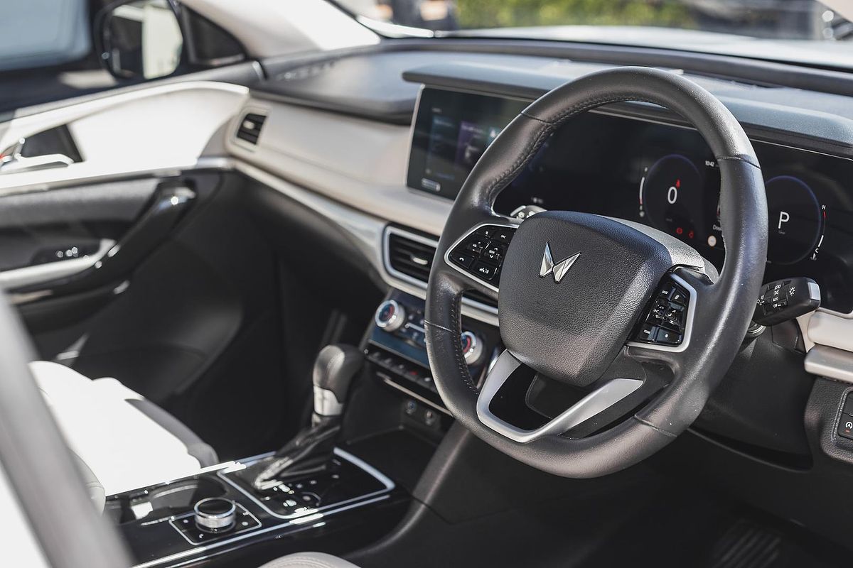 2023 Mahindra XUV700 AX7L