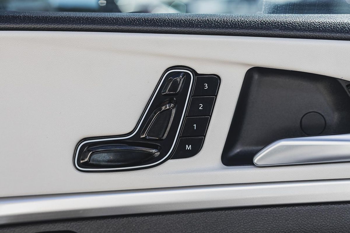 2023 Mahindra XUV700 AX7L