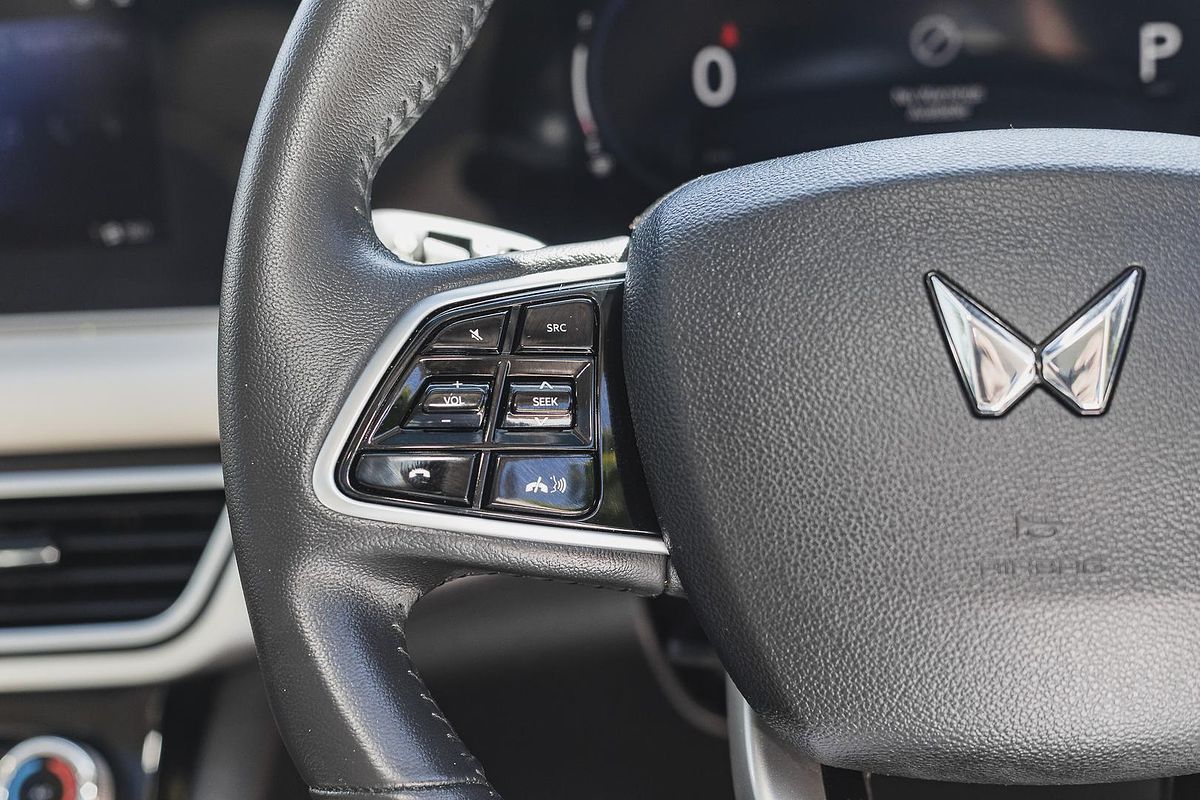 2023 Mahindra XUV700 AX7L