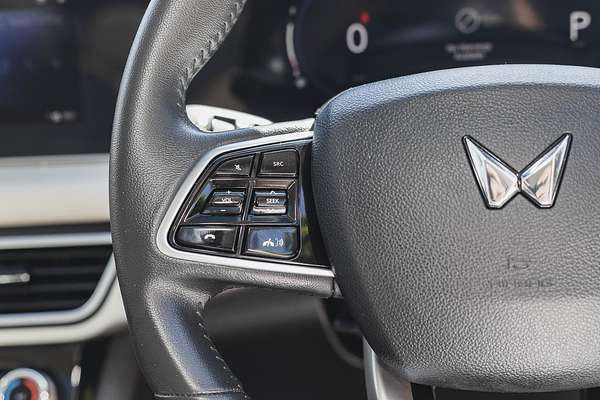 2023 Mahindra XUV700 AX7L