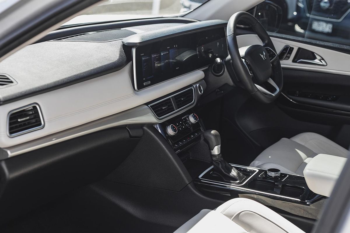 2023 Mahindra XUV700 AX7L
