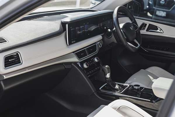 2023 Mahindra XUV700 AX7L