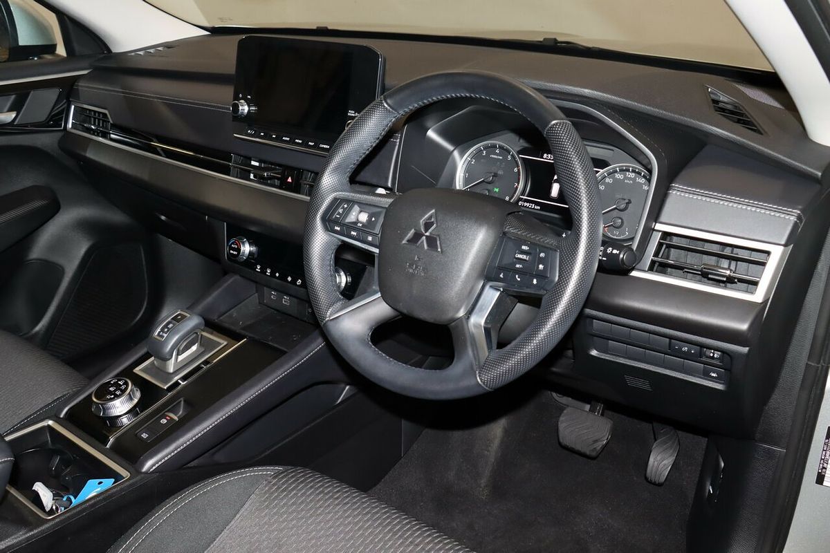 2024 Mitsubishi Outlander LS ZM