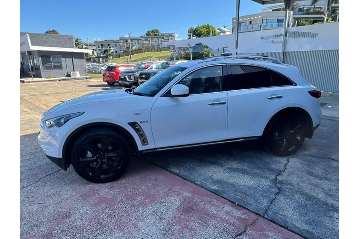 2016 INFINITI QX70 S Premium S51