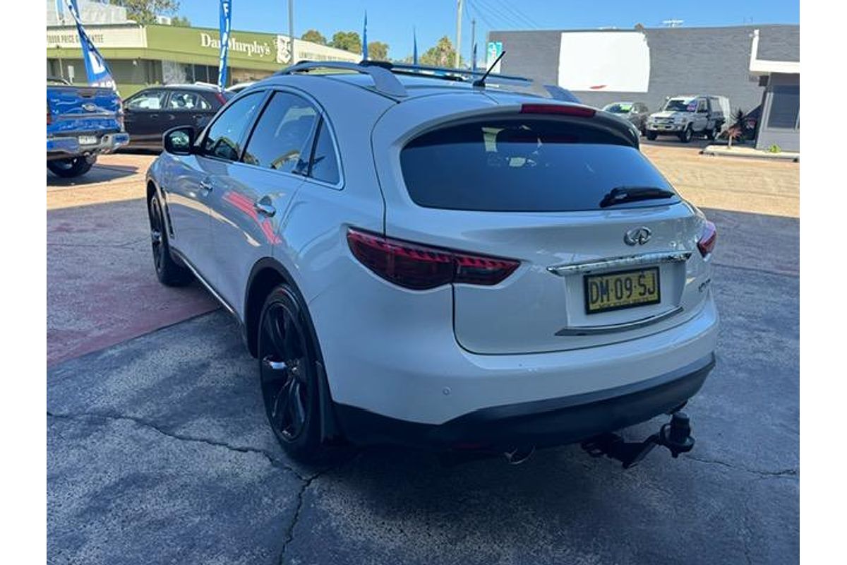 2016 INFINITI QX70 S Premium S51