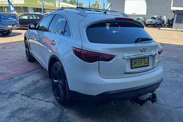 2016 INFINITI QX70 S Premium S51