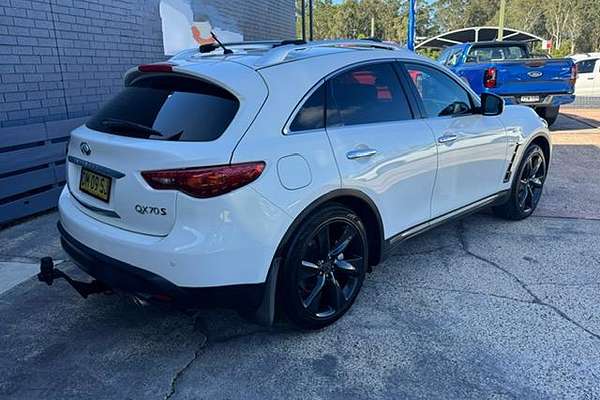 2016 INFINITI QX70 S Premium S51