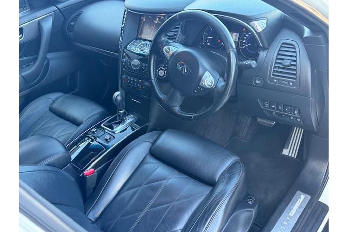 2016 INFINITI QX70 S Premium S51