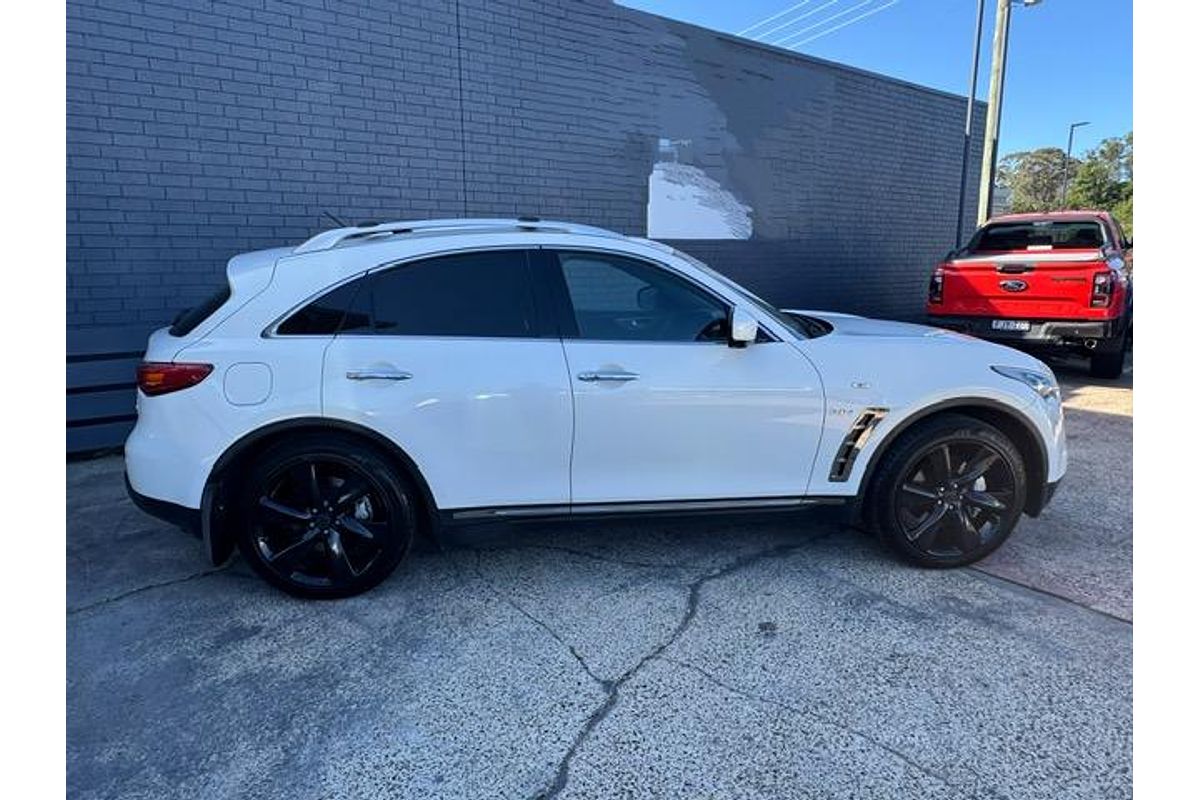 2016 INFINITI QX70 S Premium S51