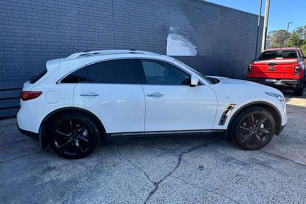 2016 INFINITI QX70 S Premium S51