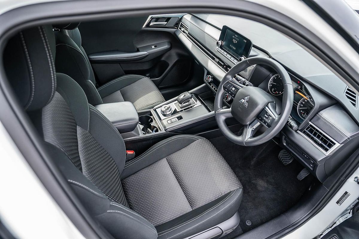 2024 Mitsubishi Outlander ES ZM