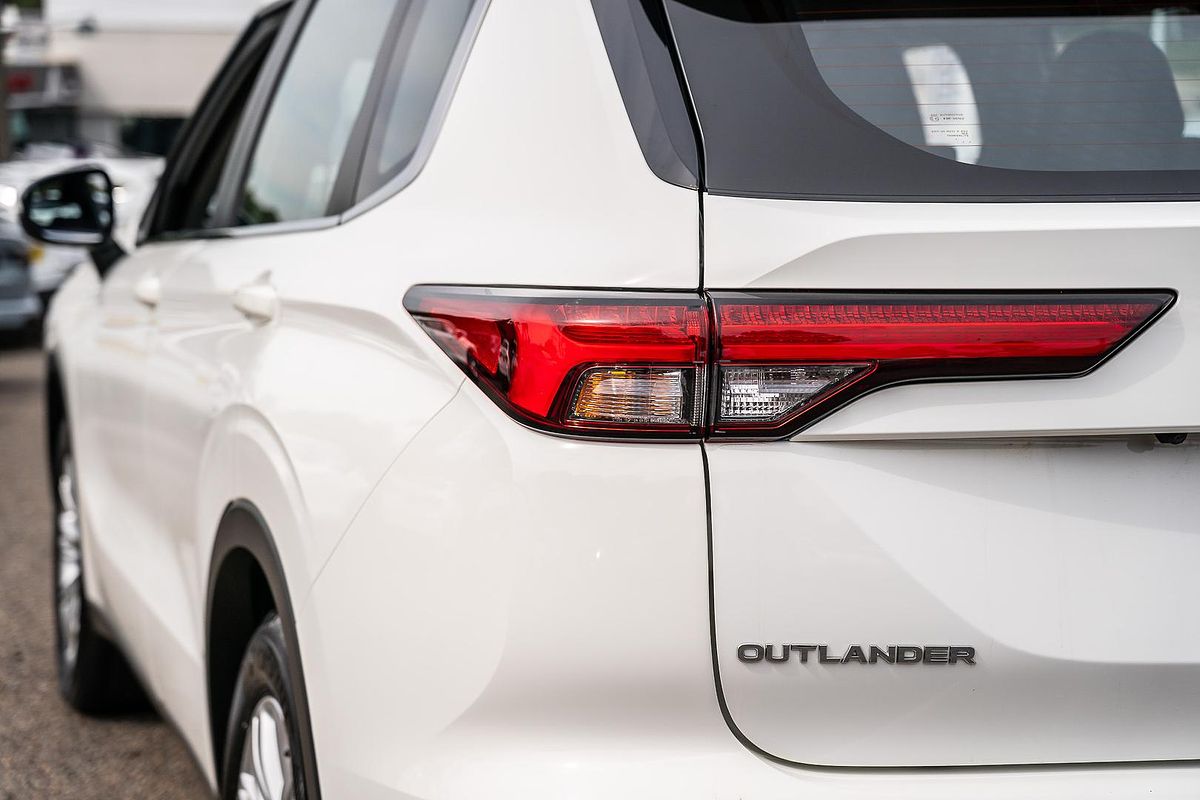 2024 Mitsubishi Outlander ES ZM