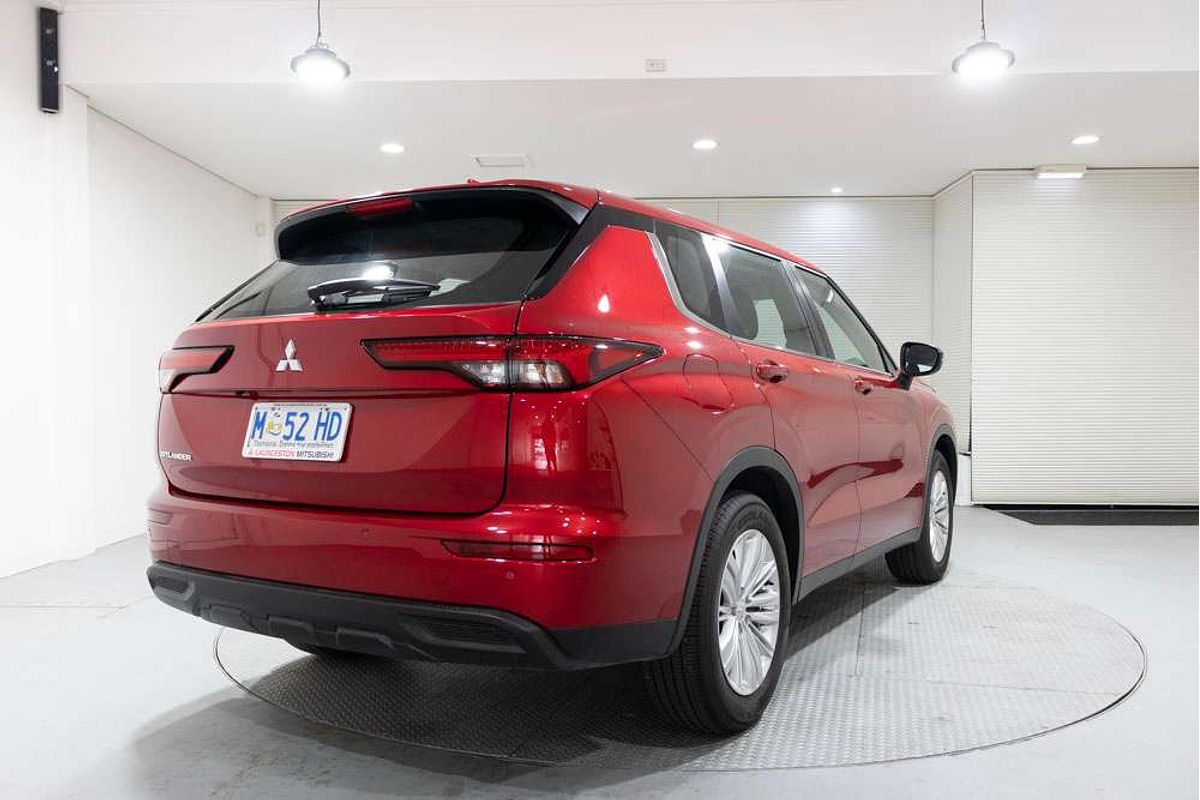 2024 Mitsubishi ZM Outlander ES 2.5L CVT 2WD 7ST