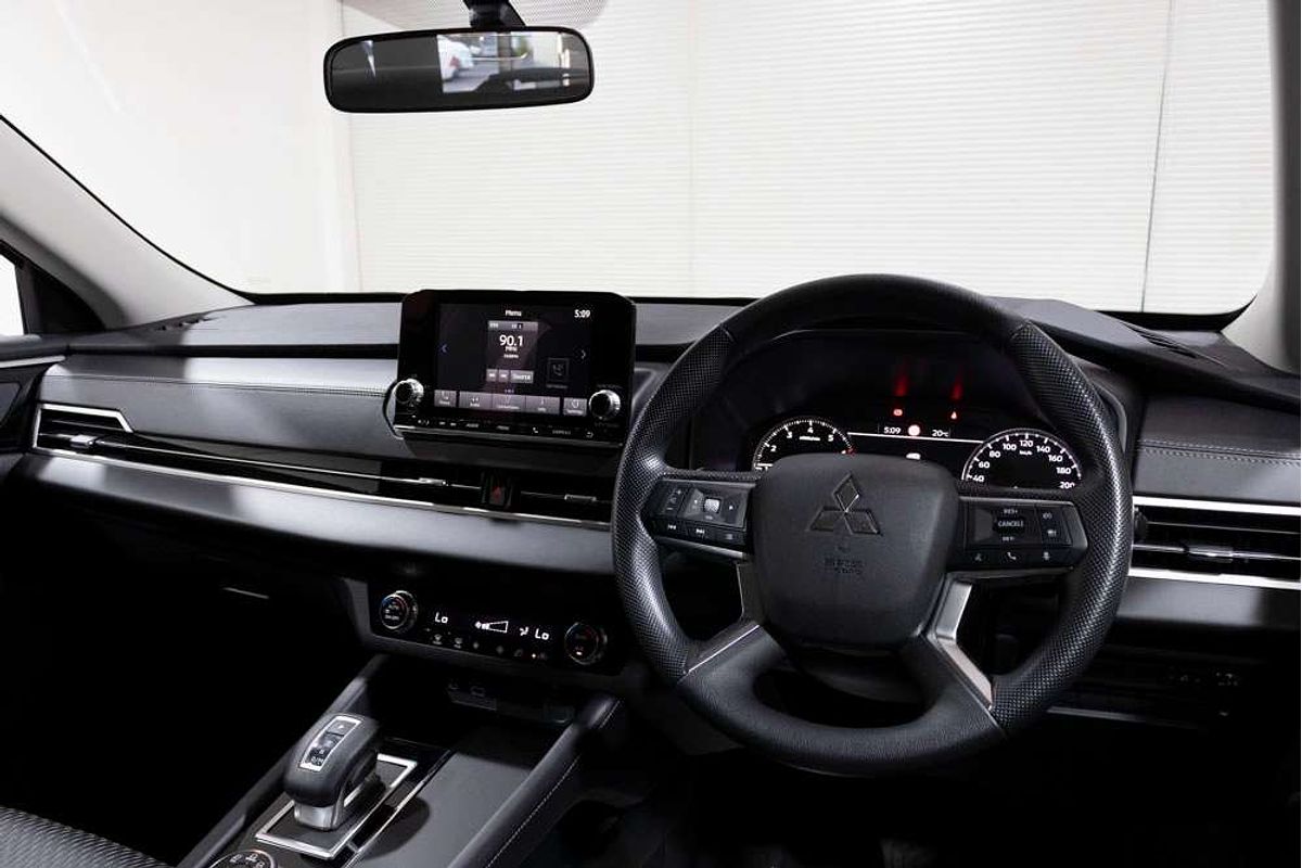 2024 Mitsubishi ZM Outlander ES 2.5L CVT 2WD 7ST