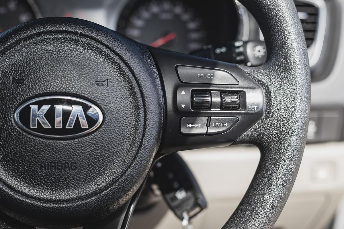 2017 Kia Carnival S YP