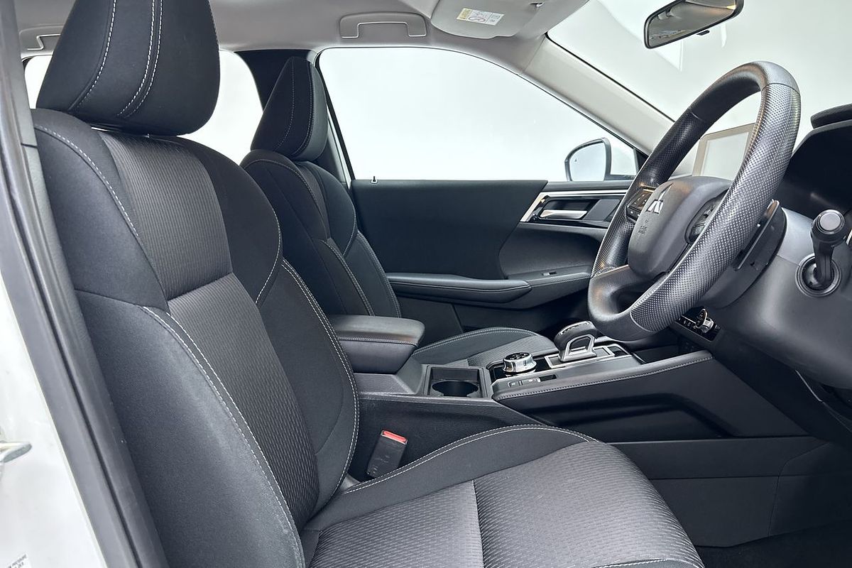 2023 Mitsubishi Outlander ES ZM