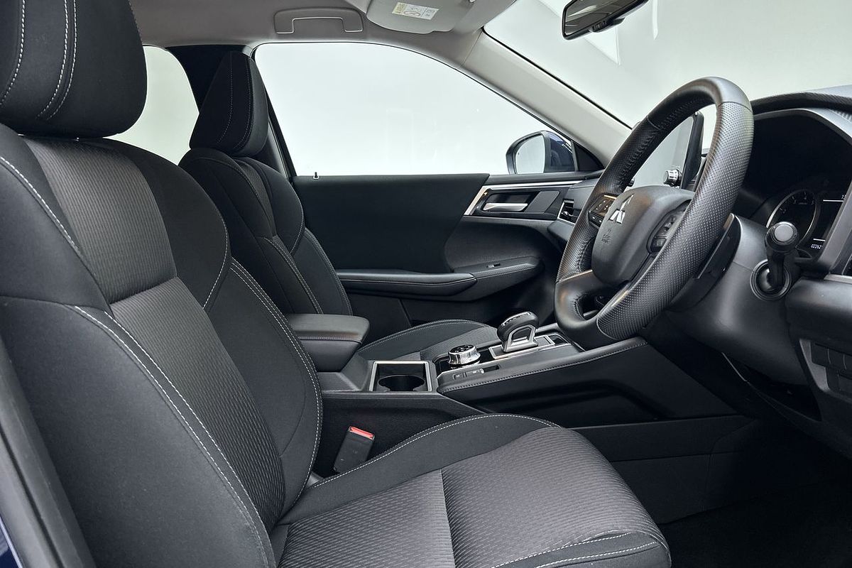 2023 Mitsubishi Outlander LS ZM