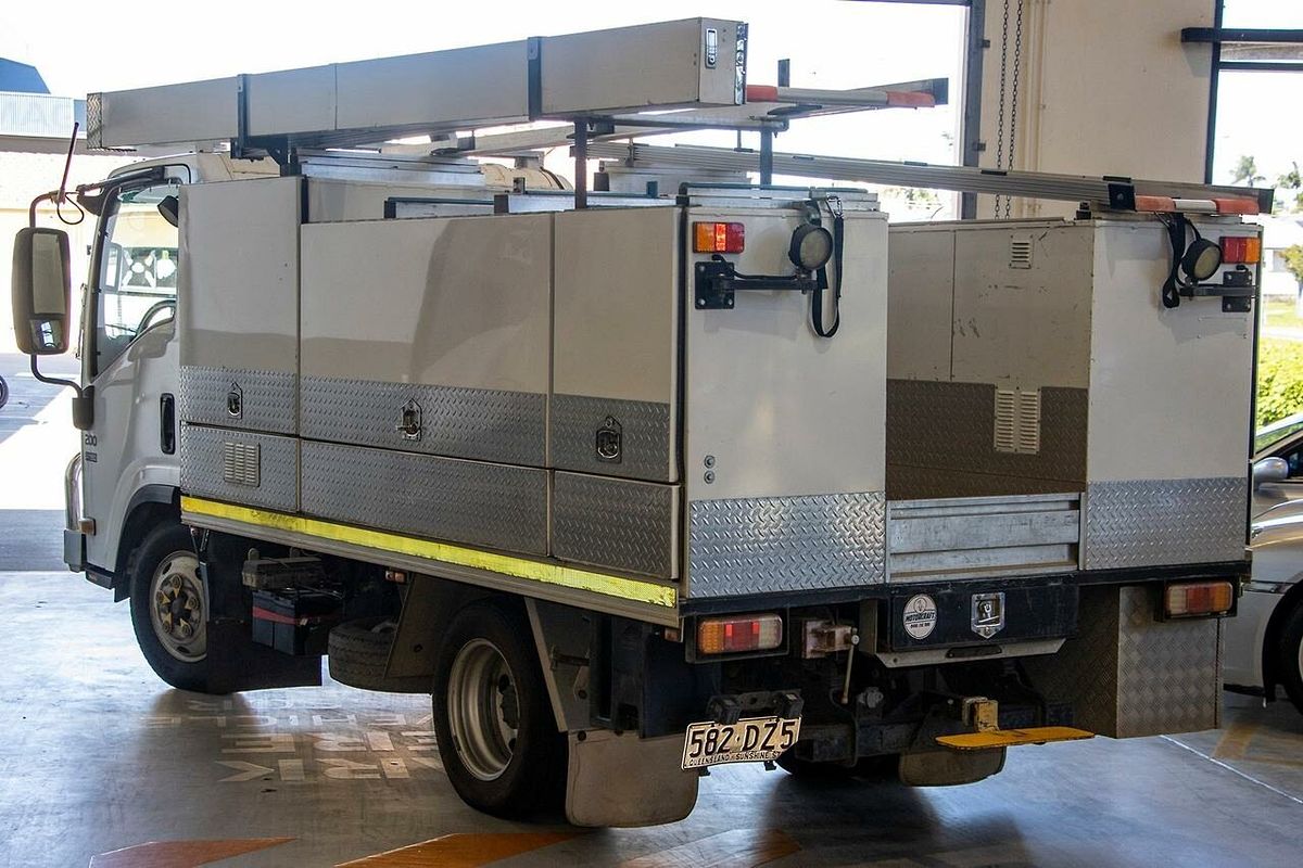 2009 Isuzu NLR NLR SERIES