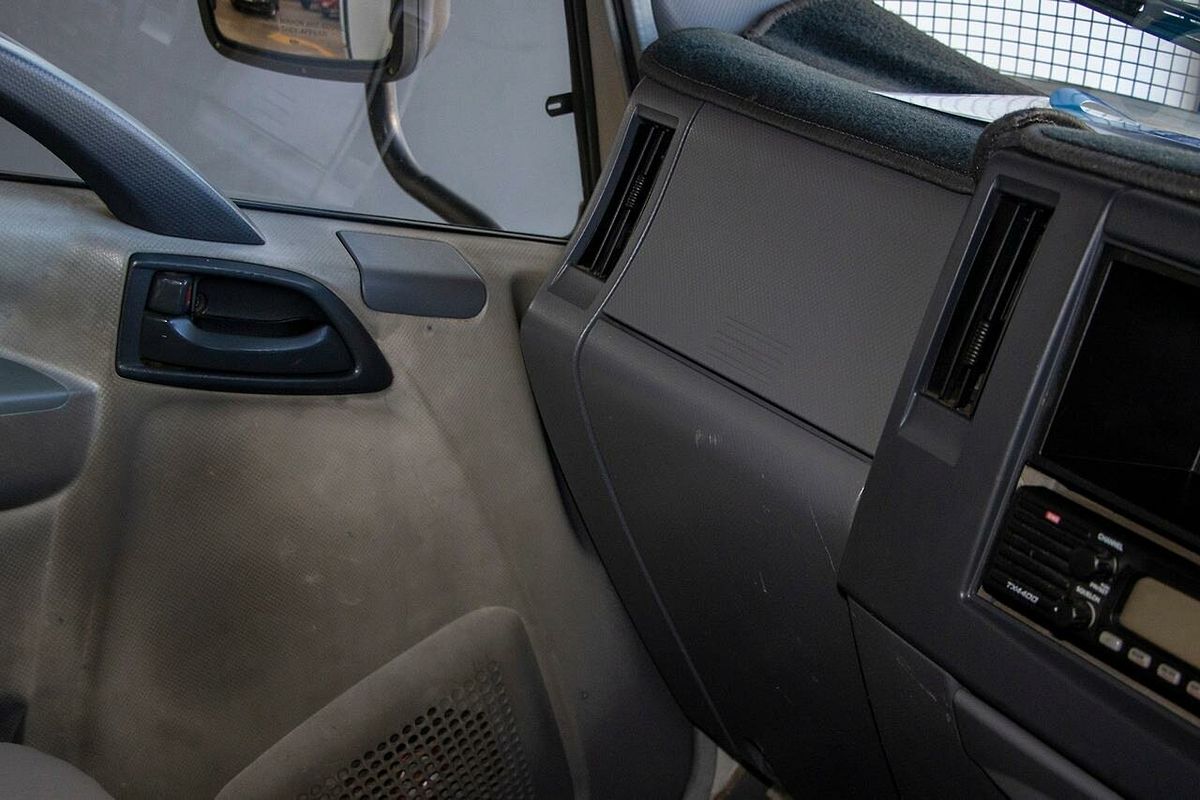 2009 Isuzu NLR NLR SERIES
