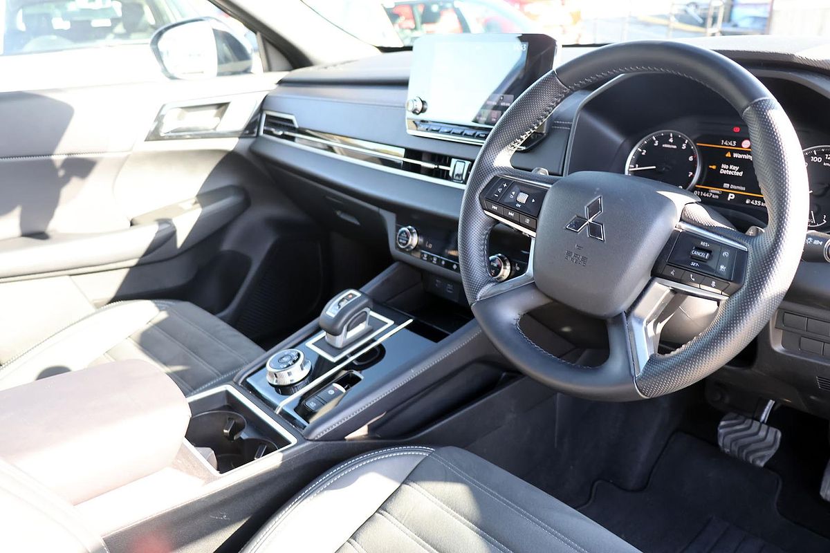 2024 Mitsubishi Outlander Black Edition ZM