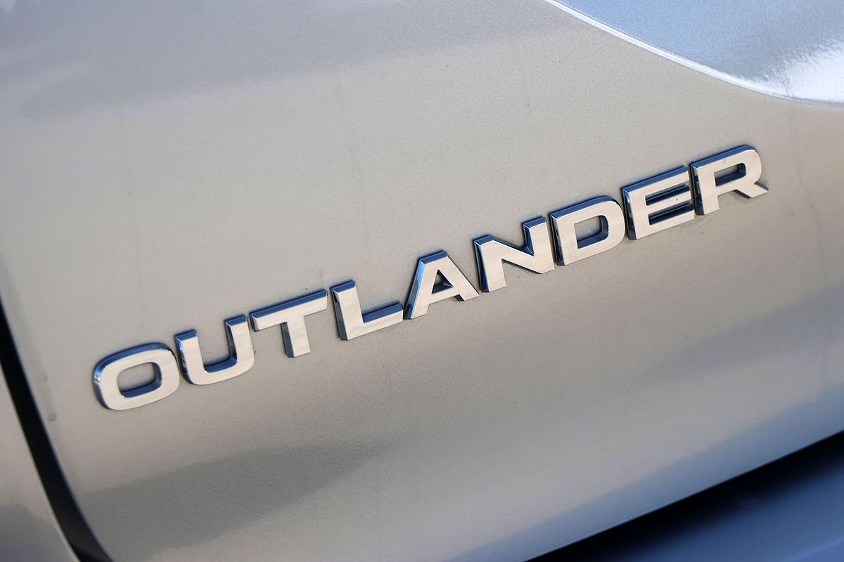 2024 Mitsubishi Outlander LS ZM