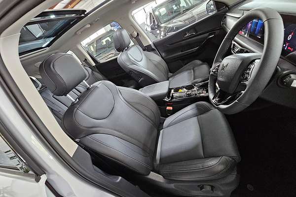 2025 Mahindra XUV700 AX7L