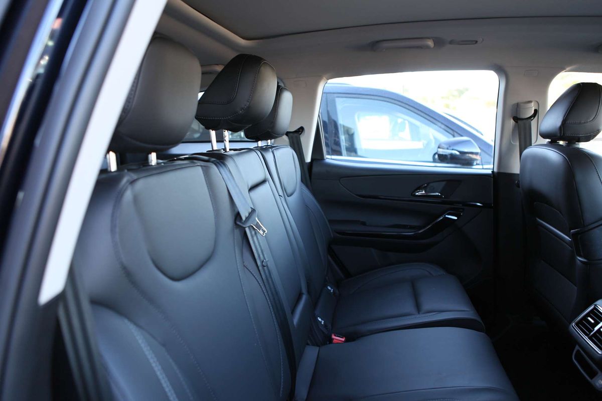 2025 Mahindra XUV700 AX7L