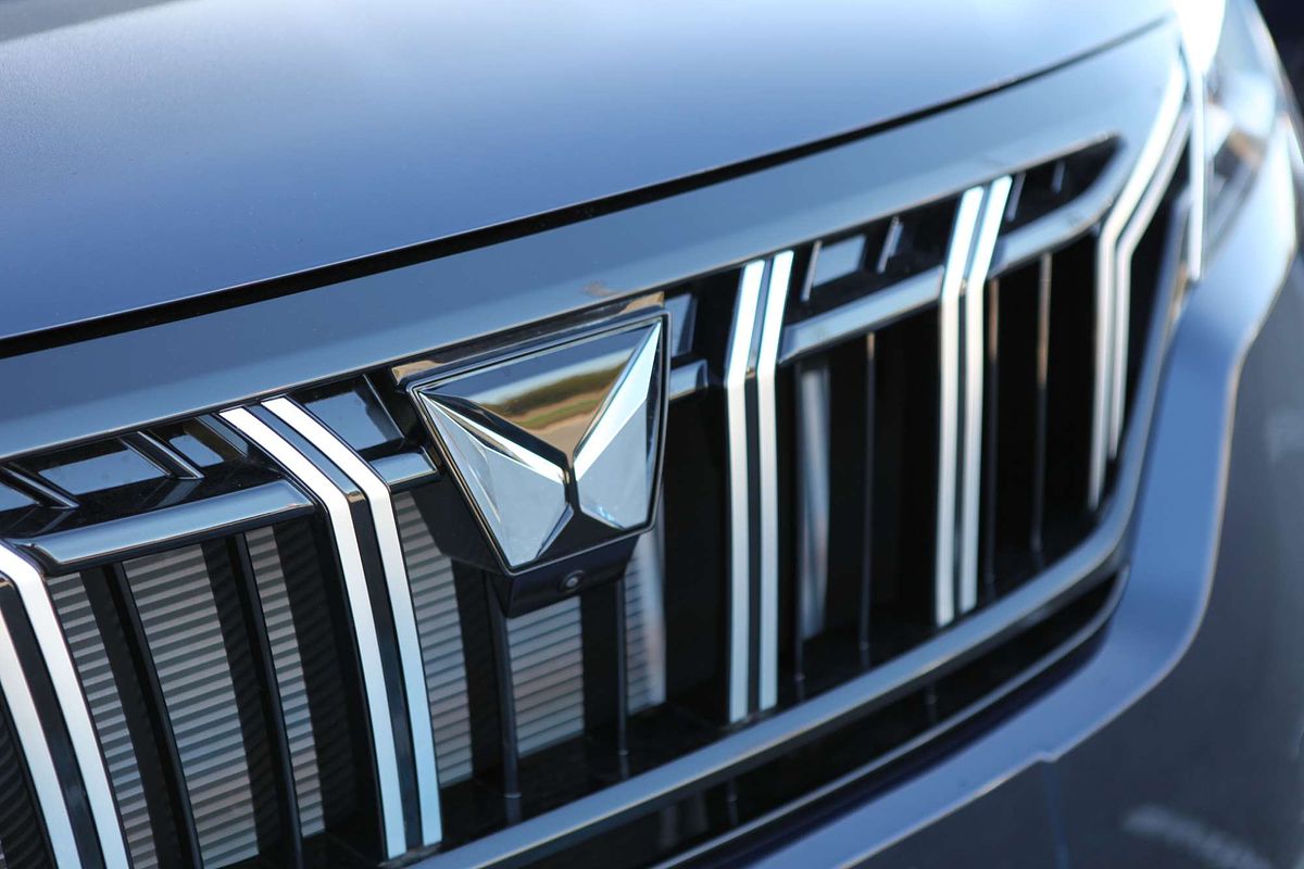 2025 Mahindra XUV700 AX7L