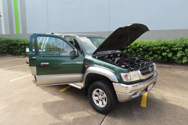 2005 Toyota Hilux SR5 KZN165R 4X4