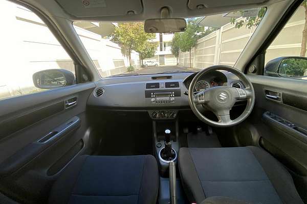 2005 Suzuki Swift S RS415