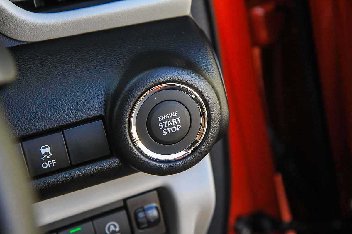 2025 Suzuki Swift Hybrid UZ