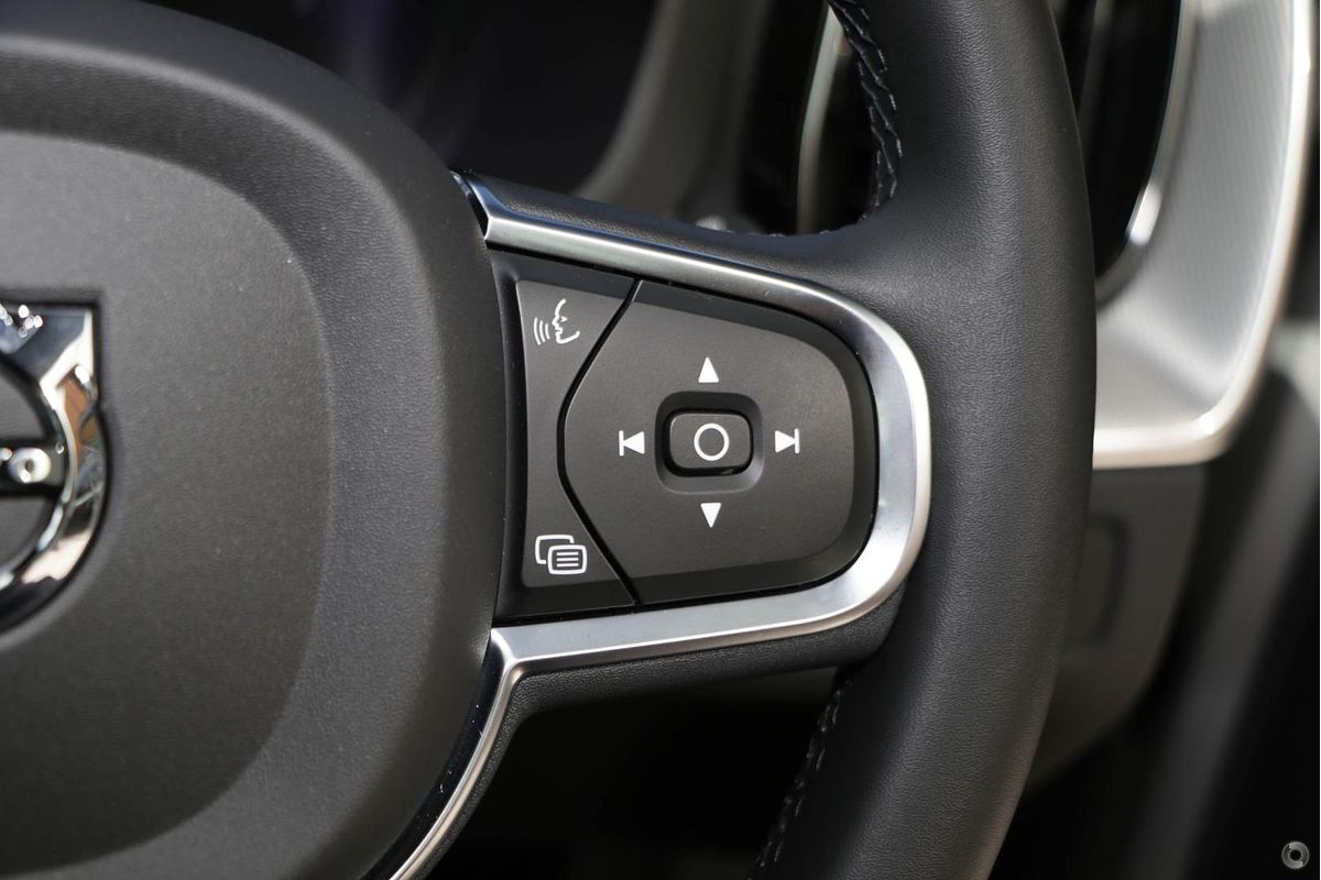 2024 Volvo XC60 Plus B5