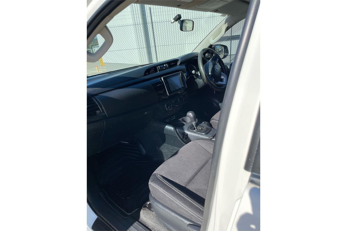 2017 Toyota HILUX SR (4x4) GUN126R