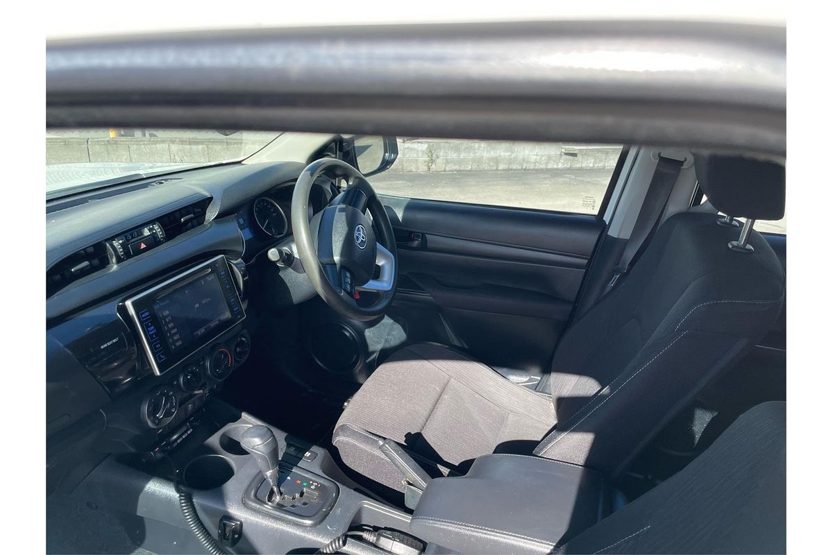 2017 Toyota HILUX SR (4x4) GUN126R